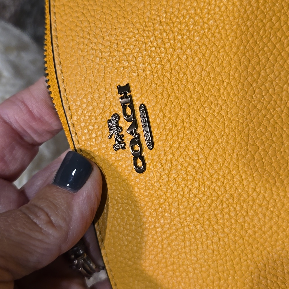 NWT large Coach wristlet honeycomb pebbled leather Dark yellow 🐝 - Picture 10 of 10